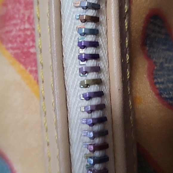 Dooney and Bourke barrel heart bag - Picture 2 of 5